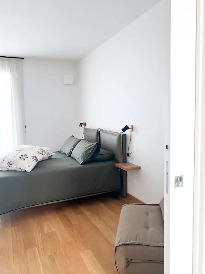 Glass House - Smart Rooms & Parking ليتشي 4*,