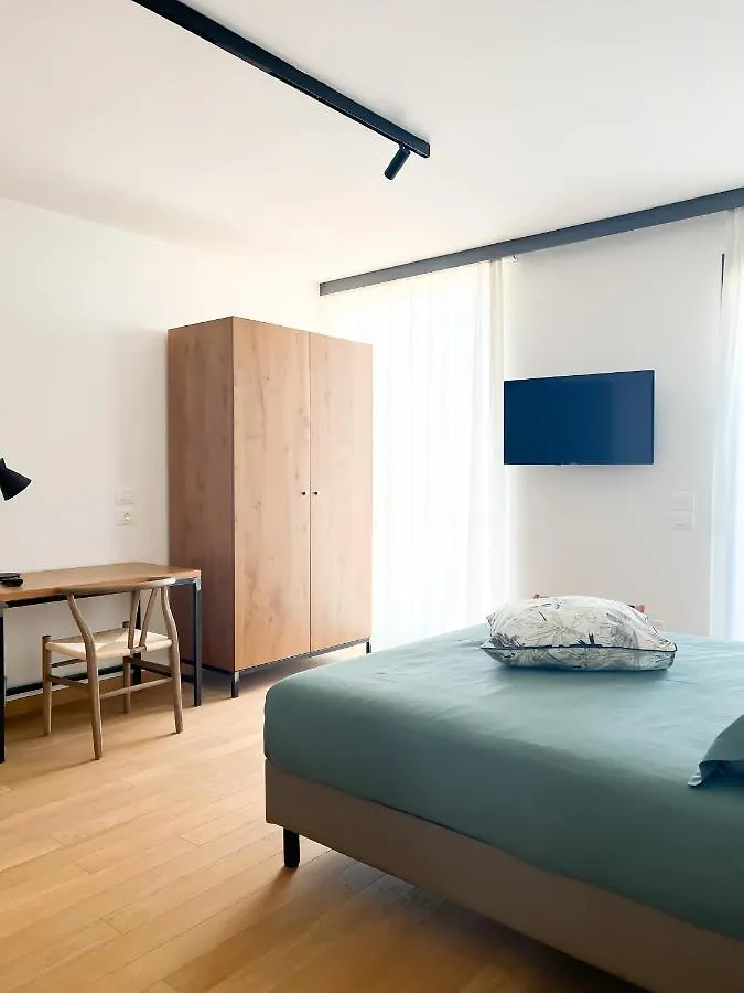 Glass House - Smart Rooms & Parking ليتشي فندق