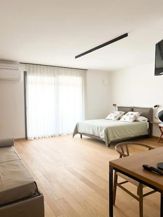 Glass House - Smart Rooms & Parking ليتشي فندق