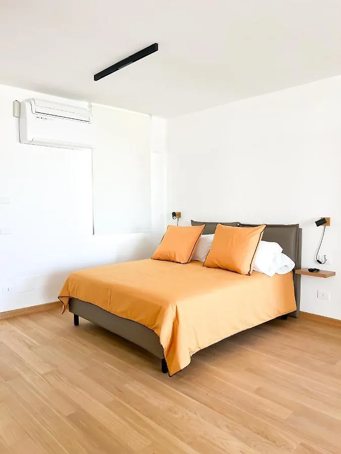 Glass House - Smart Rooms & Parking ليتشي فندق