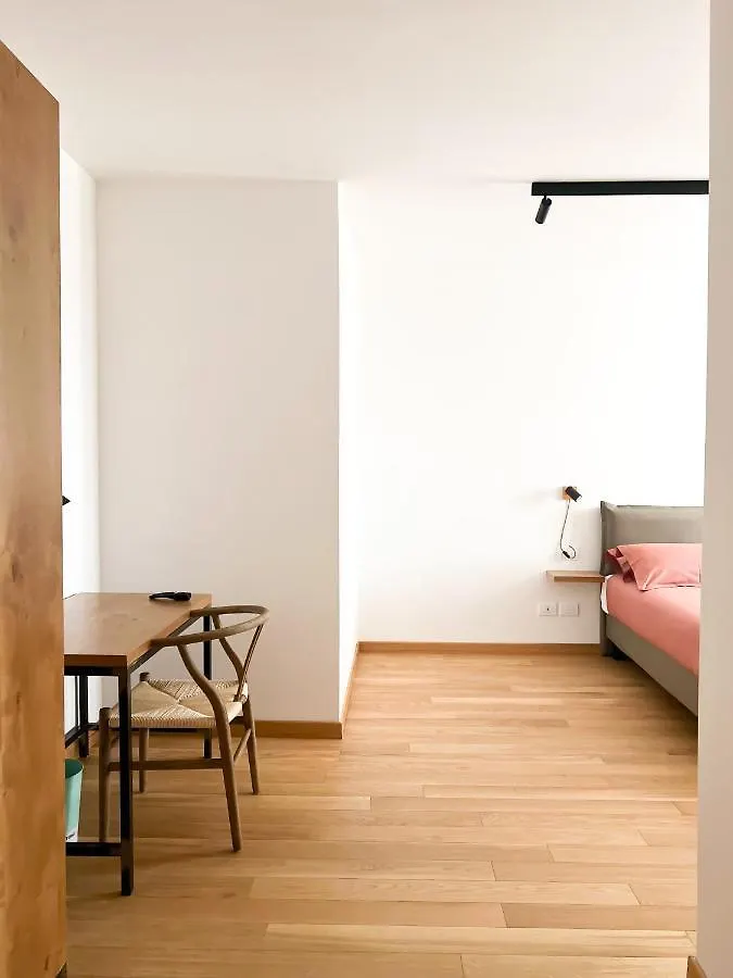 Glass House - Smart Rooms & Parking ليتشي