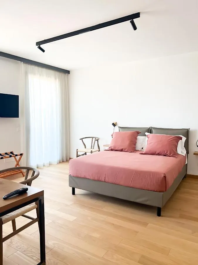 Glass House - Smart Rooms & Parking ليتشي
