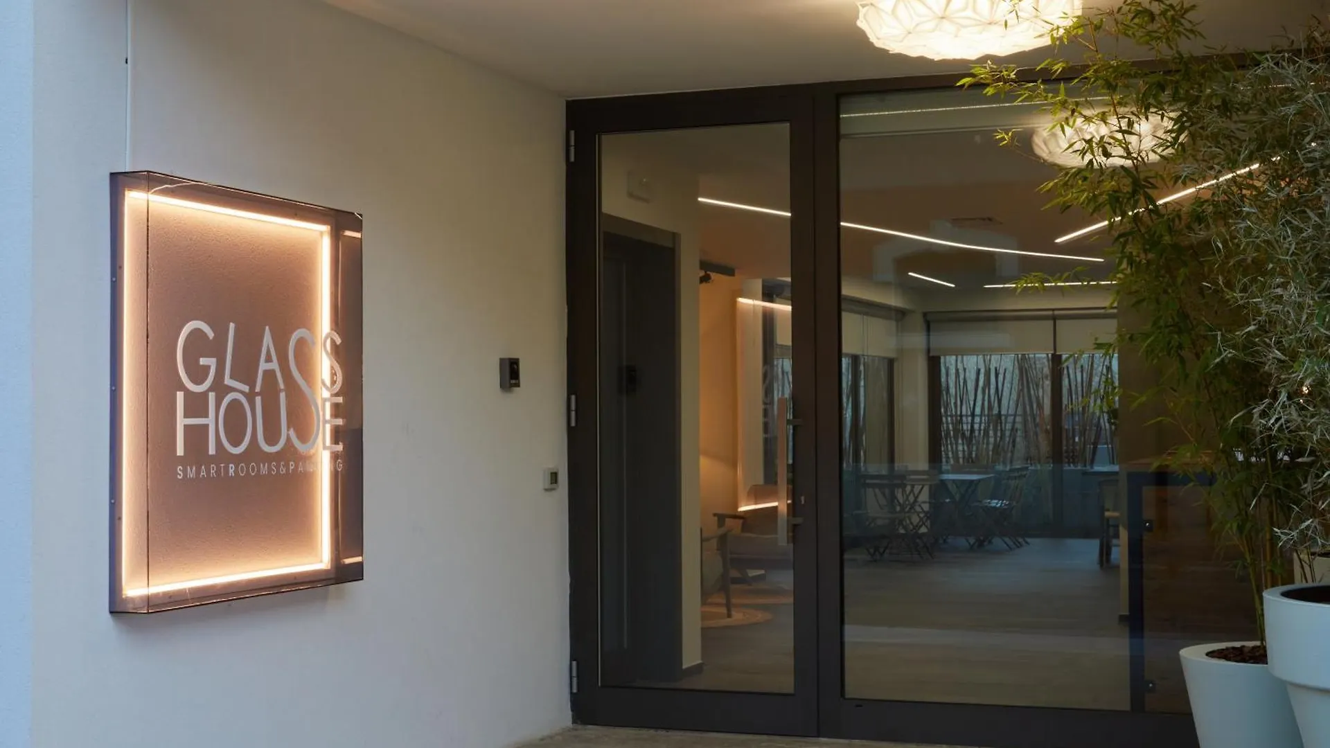 Glass House - Smart Rooms & Parking ليتشي